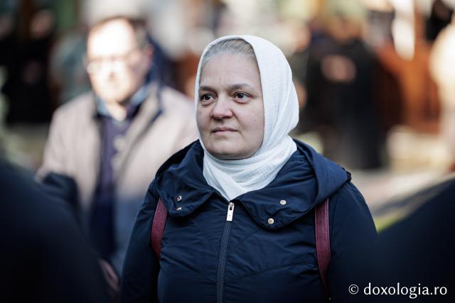 (Foto) Rugăciune și bucurie – pelerini uniți sub ocrotirea Sfintei Cuvioase Mavra de pe Ceahlău
