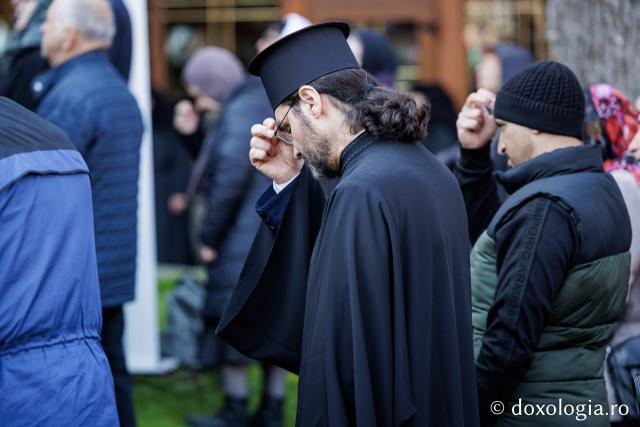 (Foto) Rugăciune și bucurie – pelerini uniți sub ocrotirea Sfintei Cuvioase Mavra de pe Ceahlău