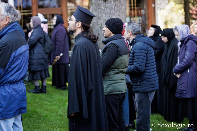 (Foto) Rugăciune și bucurie – pelerini uniți sub ocrotirea Sfintei Cuvioase Mavra de pe Ceahlău