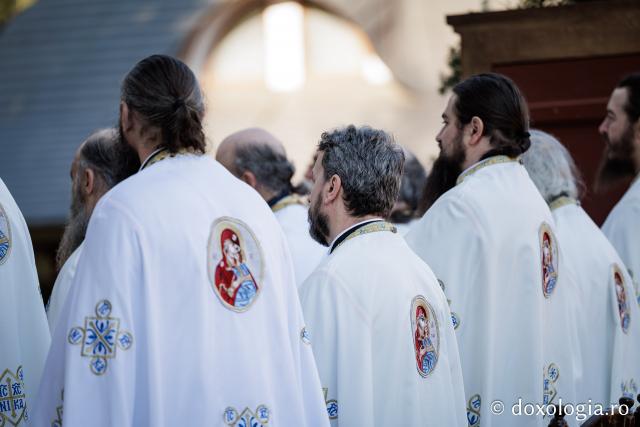 (Foto) Rugăciune și bucurie – pelerini uniți sub ocrotirea Sfintei Cuvioase Mavra de pe Ceahlău