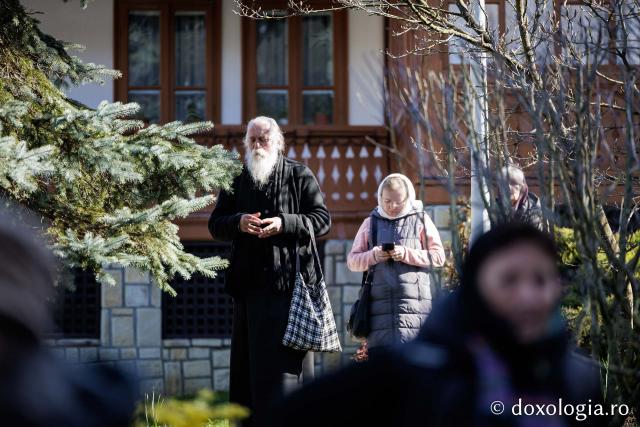 (Foto) Rugăciune și bucurie – pelerini uniți sub ocrotirea Sfintei Cuvioase Mavra de pe Ceahlău