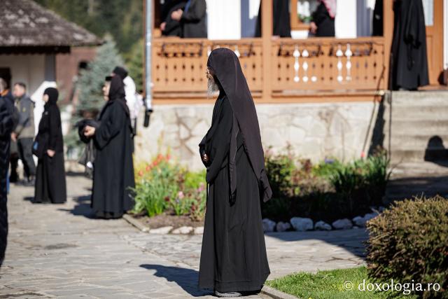 (Foto) Rugăciune și bucurie – pelerini uniți sub ocrotirea Sfintei Cuvioase Mavra de pe Ceahlău