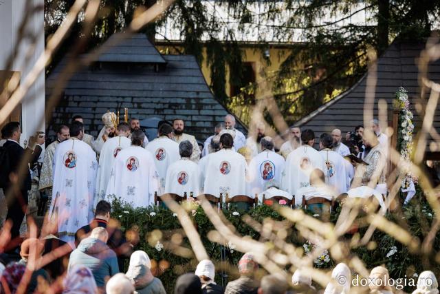 (Foto) Rugăciune și bucurie – pelerini uniți sub ocrotirea Sfintei Cuvioase Mavra de pe Ceahlău