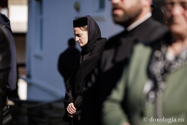 (Foto) Rugăciune și bucurie – pelerini uniți sub ocrotirea Sfintei Cuvioase Mavra de pe Ceahlău