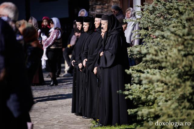 (Foto) Rugăciune și bucurie – pelerini uniți sub ocrotirea Sfintei Cuvioase Mavra de pe Ceahlău