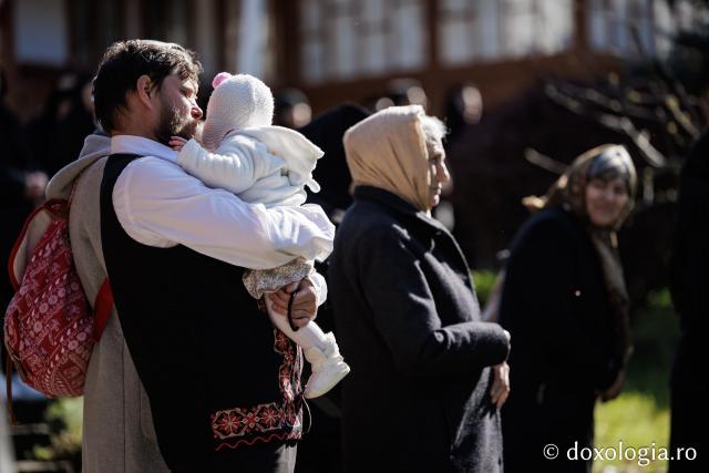 (Foto) Rugăciune și bucurie – pelerini uniți sub ocrotirea Sfintei Cuvioase Mavra de pe Ceahlău