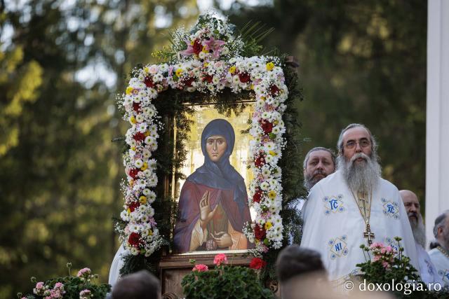 (Foto) Rugăciune și bucurie – pelerini uniți sub ocrotirea Sfintei Cuvioase Mavra de pe Ceahlău