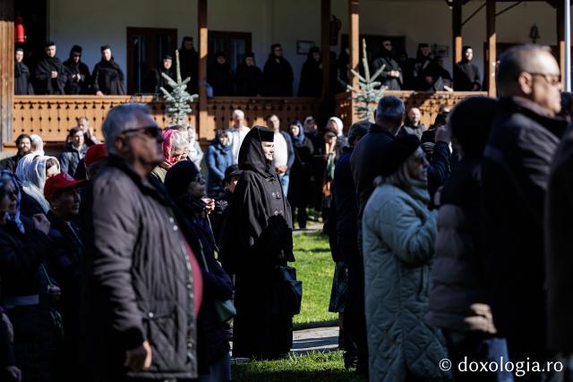 (Foto) Rugăciune și bucurie – pelerini uniți sub ocrotirea Sfintei Cuvioase Mavra de pe Ceahlău