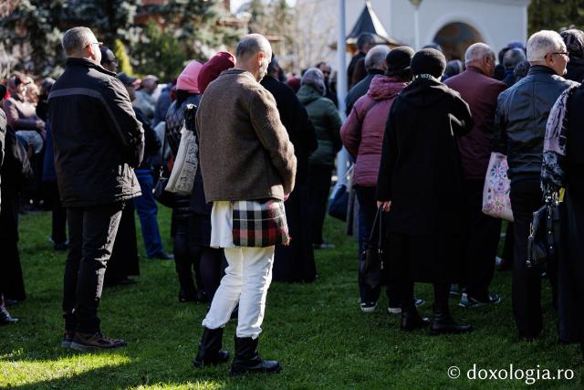 (Foto) Rugăciune și bucurie – pelerini uniți sub ocrotirea Sfintei Cuvioase Mavra de pe Ceahlău