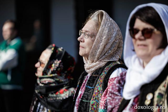 (Foto) Rugăciune și bucurie – pelerini uniți sub ocrotirea Sfintei Cuvioase Mavra de pe Ceahlău