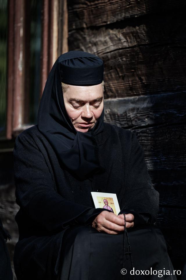 (Foto) Rugăciune și bucurie – pelerini uniți sub ocrotirea Sfintei Cuvioase Mavra de pe Ceahlău