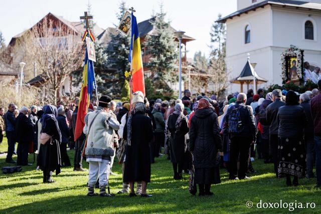 (Foto) Rugăciune și bucurie – pelerini uniți sub ocrotirea Sfintei Cuvioase Mavra de pe Ceahlău