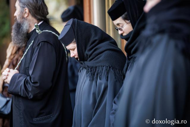 (Foto) Rugăciune și bucurie – pelerini uniți sub ocrotirea Sfintei Cuvioase Mavra de pe Ceahlău