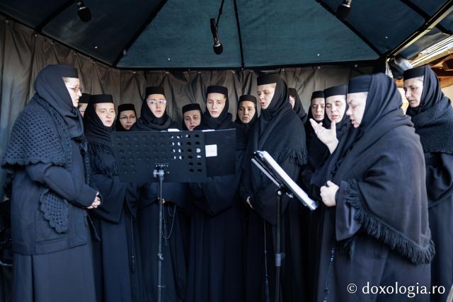 (Foto) Rugăciune și bucurie – pelerini uniți sub ocrotirea Sfintei Cuvioase Mavra de pe Ceahlău