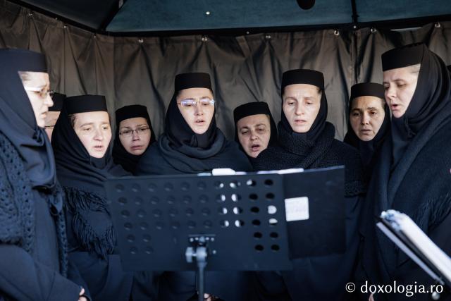 (Foto) Rugăciune și bucurie – pelerini uniți sub ocrotirea Sfintei Cuvioase Mavra de pe Ceahlău