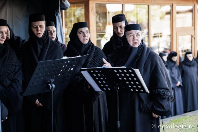 (Foto) Rugăciune și bucurie – pelerini uniți sub ocrotirea Sfintei Cuvioase Mavra de pe Ceahlău