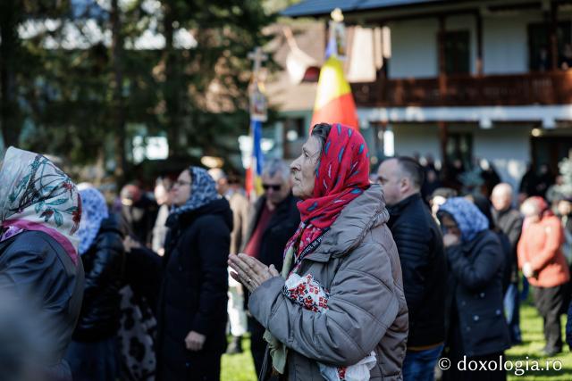 (Foto) Rugăciune și bucurie – pelerini uniți sub ocrotirea Sfintei Cuvioase Mavra de pe Ceahlău