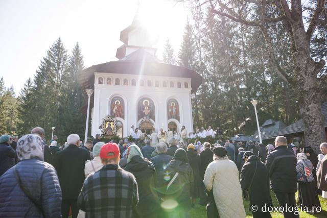 (Foto) Rugăciune și bucurie – pelerini uniți sub ocrotirea Sfintei Cuvioase Mavra de pe Ceahlău
