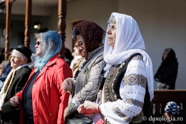 (Foto) Rugăciune și bucurie – pelerini uniți sub ocrotirea Sfintei Cuvioase Mavra de pe Ceahlău