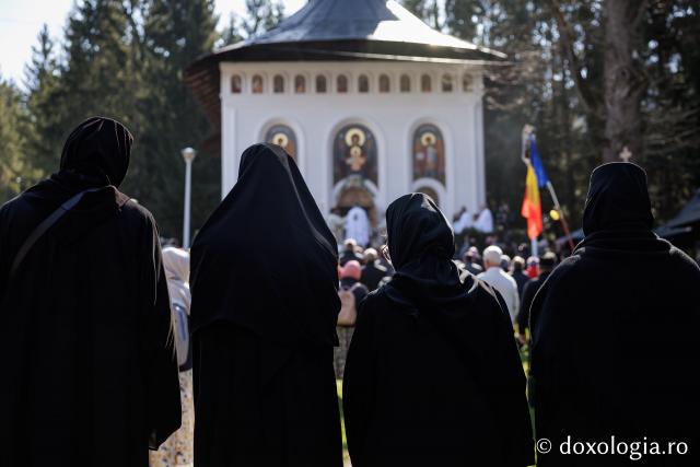 (Foto) Rugăciune și bucurie – pelerini uniți sub ocrotirea Sfintei Cuvioase Mavra de pe Ceahlău
