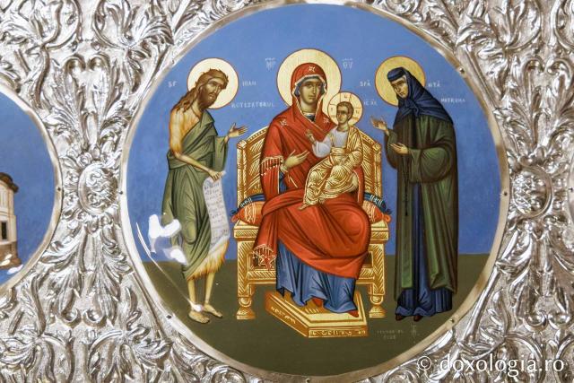 Racla cu moaștele Sfintei Cuvioase Matrona de la Hurezi