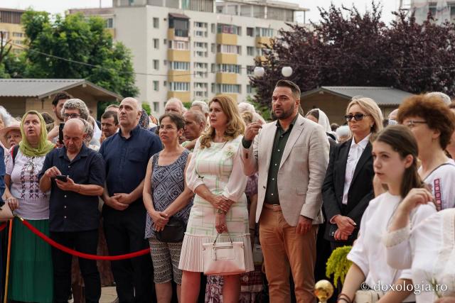 (Foto) Procesiune cu moaștele Sfântului Cuvios Cleopa de la Sihăstria la hramul orașului Piatra Neamț