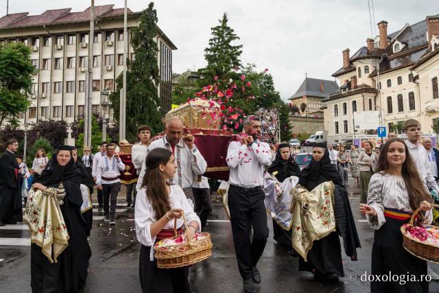 (Foto) Procesiune cu moaștele Sfântului Cuvios Cleopa de la Sihăstria la hramul orașului Piatra Neamț