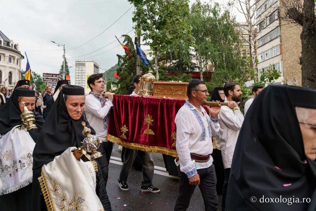 (Foto) Procesiune cu moaștele Sfântului Cuvios Cleopa de la Sihăstria la hramul orașului Piatra Neamț