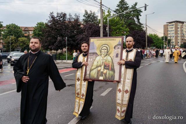 (Foto) Procesiune cu moaștele Sfântului Cuvios Cleopa de la Sihăstria la hramul orașului Piatra Neamț