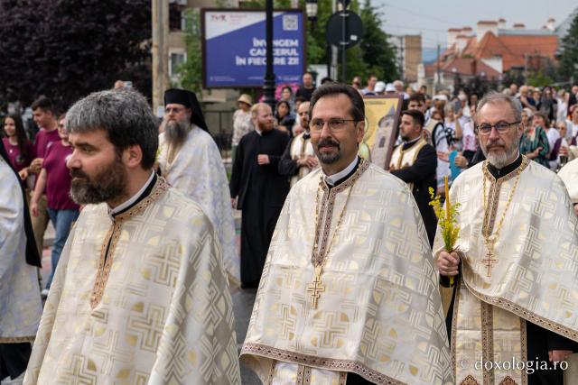(Foto) Procesiune cu moaștele Sfântului Cuvios Cleopa de la Sihăstria la hramul orașului Piatra Neamț