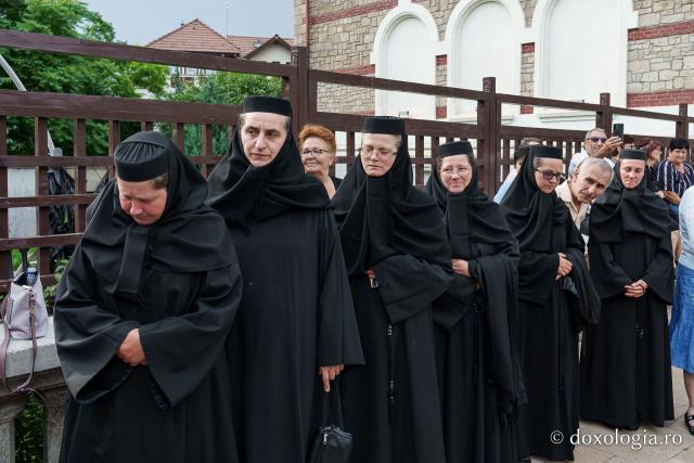 (Foto) Procesiune cu moaștele Sfântului Cuvios Cleopa de la Sihăstria la hramul orașului Piatra Neamț