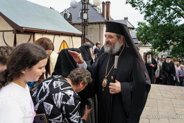 (Foto) Procesiune cu moaștele Sfântului Cuvios Cleopa de la Sihăstria la hramul orașului Piatra Neamț