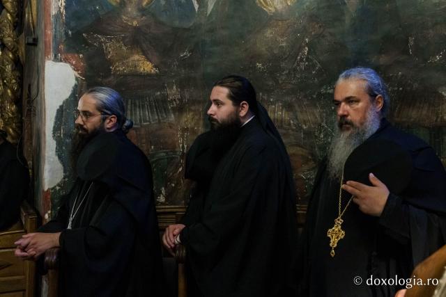 Momente din cadrul slujbei de înmormântare a PS Emilian Crișanul