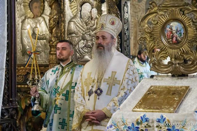 Momente din cadrul slujbei de înmormântare a PS Emilian Crișanul