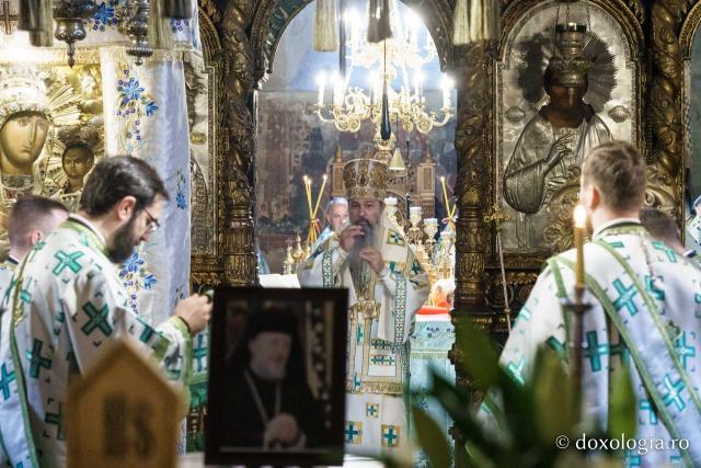 Momente din cadrul slujbei de înmormântare a PS Emilian Crișanul