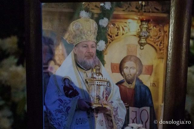 Momente din cadrul slujbei de înmormântare a PS Emilian Crișanul