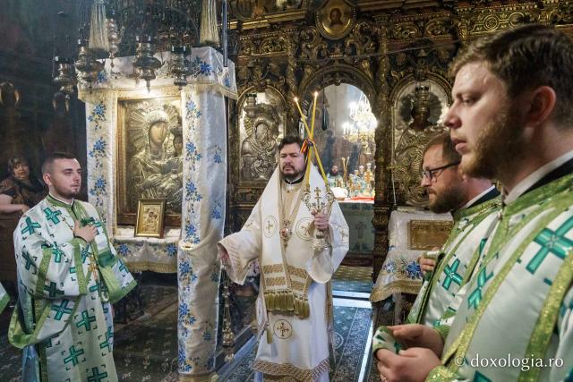 Momente din cadrul slujbei de înmormântare a PS Emilian Crișanul