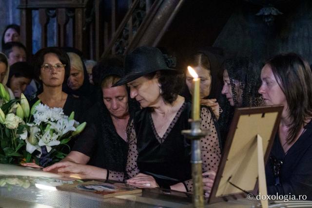 Momente din cadrul slujbei de înmormântare a PS Emilian Crișanul