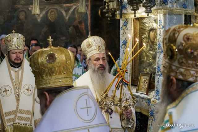 Momente din cadrul slujbei de înmormântare a PS Emilian Crișanul