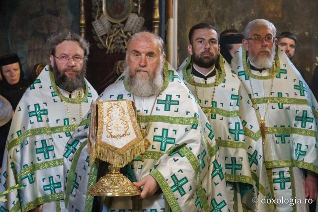 Momente din cadrul slujbei de înmormântare a PS Emilian Crișanul
