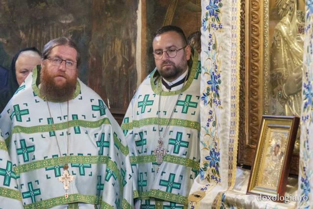 Momente din cadrul slujbei de înmormântare a PS Emilian Crișanul