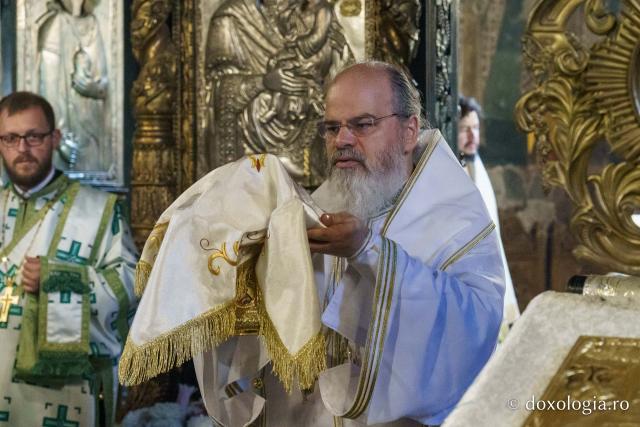 Momente din cadrul slujbei de înmormântare a PS Emilian Crișanul