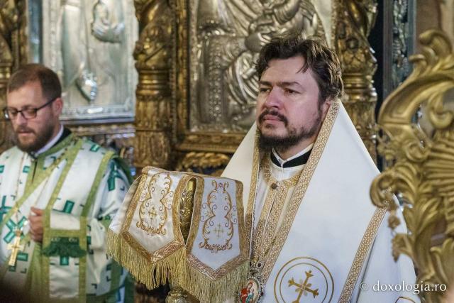 Momente din cadrul slujbei de înmormântare a PS Emilian Crișanul