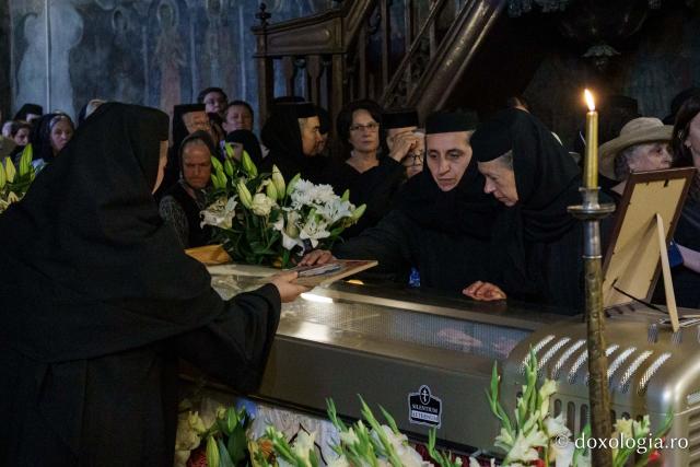 Momente din cadrul slujbei de înmormântare a PS Emilian Crișanul