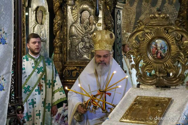 Momente din cadrul slujbei de înmormântare a PS Emilian Crișanul