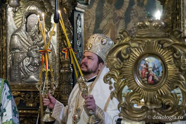 Momente din cadrul slujbei de înmormântare a PS Emilian Crișanul