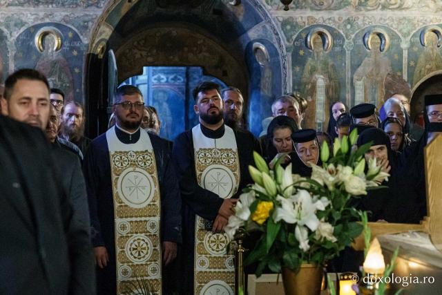 Momente din cadrul slujbei de înmormântare a PS Emilian Crișanul