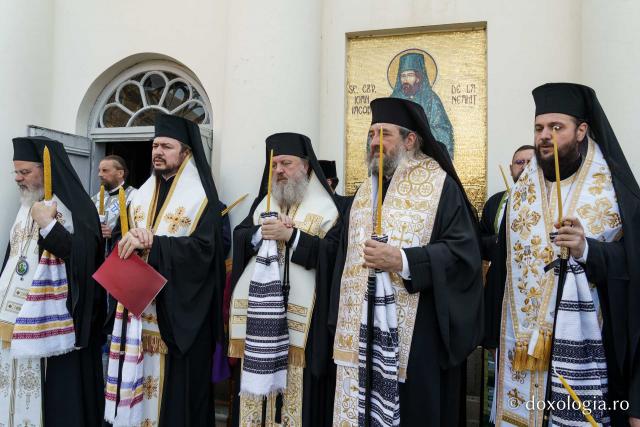 Momente din cadrul slujbei de înmormântare a PS Emilian Crișanul
