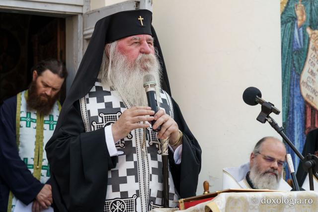 Momente din cadrul slujbei de înmormântare a PS Emilian Crișanul