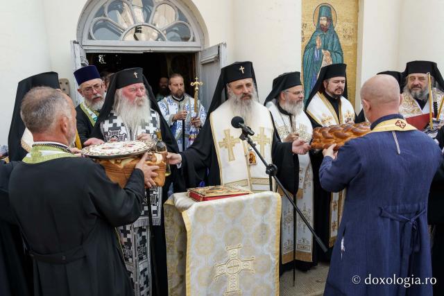 Momente din cadrul slujbei de înmormântare a PS Emilian Crișanul